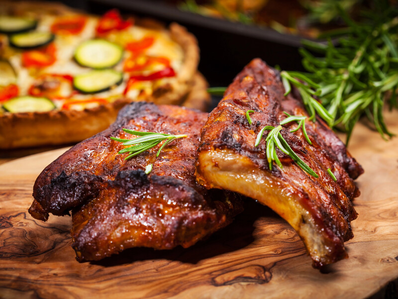 "Ребра виходять мʼякі і просто тануть у роті" – приготуйте цю святкову страву зі свинини