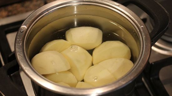 Коли треба солити картоплю під час варіння, щоб страва мала ідеальний смак Коли треба солити картоплю під час варіння, щоб страва мала ідеальний смак