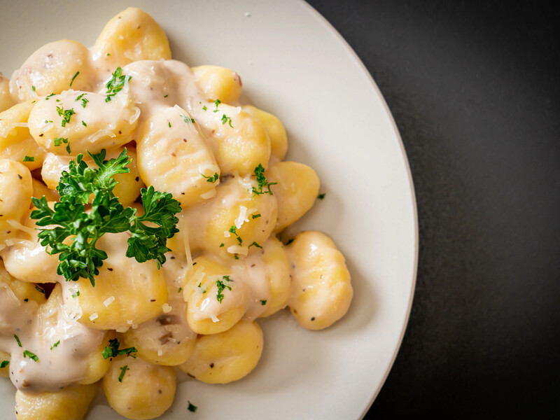 Додайте до смажених грибів вершки та картопляні галушки – готуємо італійські ньокі з грибною підливою