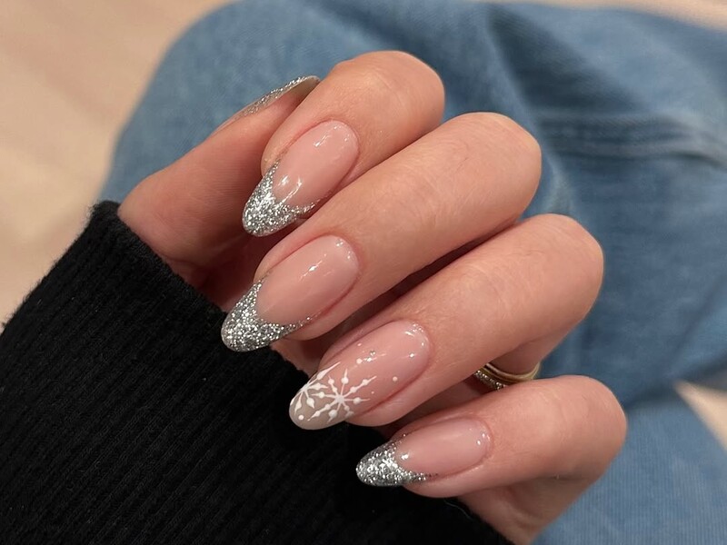 Манікюр зі сніжинками. П'ять варіацій дизайну