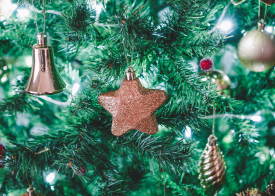 Астрологиня назвала предмети, які слід покласти під ялинку, аби залучити успіх