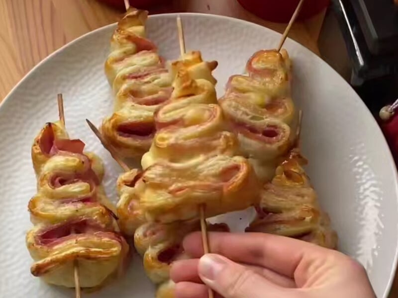 Приготуйте на зимові свята ялинки з листкового тіста із шинкою й сиром