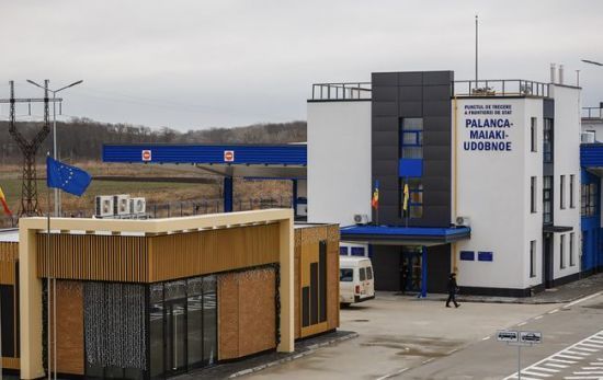 На кордоні з Молдовою тимчасово призупинено пропускні операції: що сталося