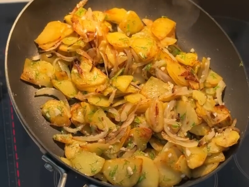 Скористайтеся цим перевіреним лайфхаком – і вийде ідеальна смажена картопля