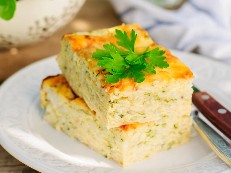 "Тісто на цей пиріг завжди виходить пухким і ніжним". Заливний пиріг із цибулею і яйцем