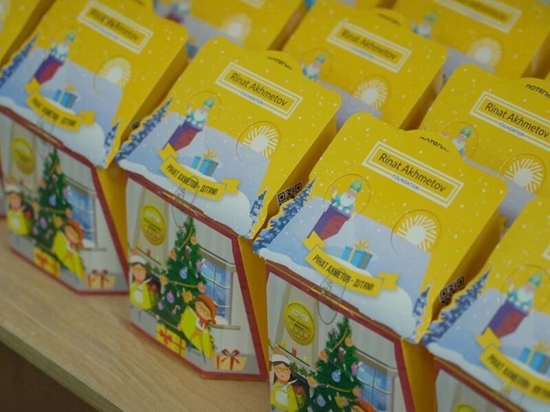 Діти з Маріуполя в різних містах України отримують новорічні вітання від Фонду Ріната Ахметова