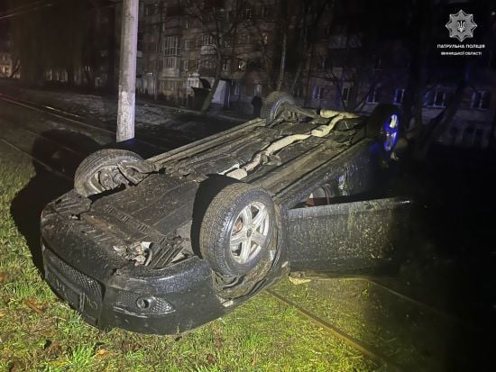 На Вінниччині п'яний водій на Mitsubishi перекинувся на трамвайні колії: фото