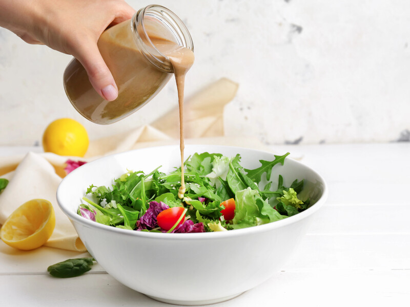 Легка заміна майонезу: шість корисних заправок для улюблених салатів