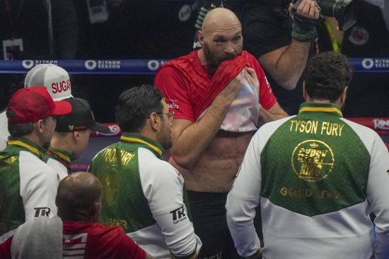 "Мене там пограбували": з'явилося відео з першою реакцією Ф'юрі на поразку від Усика в реванші