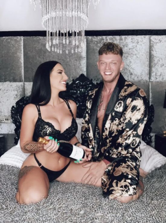 Молоді батьки похизувалися, як закрили іпотеку за дім завдяки порно: "Зізналися дітям" (фото)