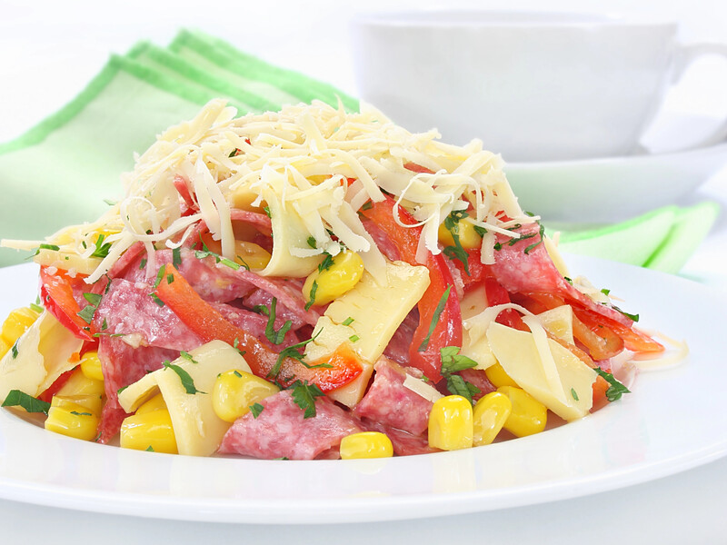 "Цей рецепт обов’язково має бути у вашому списку". Салат з ковбасою до новорічного столу