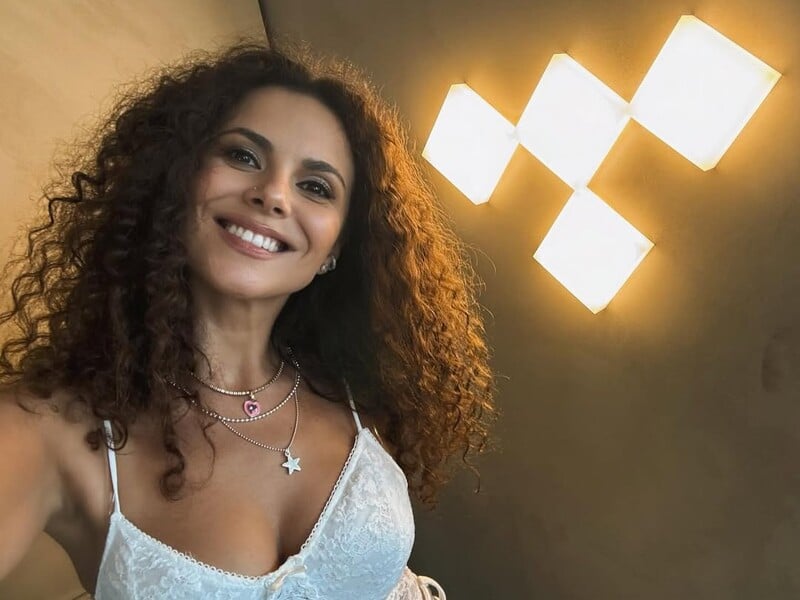 Каменських перед камерою одяглася та нанесла макіяж. Відео