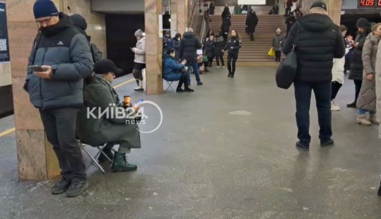 Атака на Київ: люди ховаються від обстрілів у метро (відео)