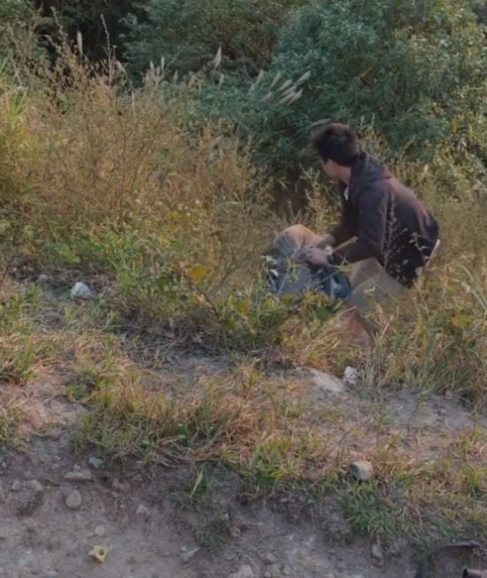 Чоловік побився з голодним диким кабаном через рюкзак: хто переміг (фото)