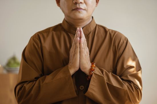 Настоятель храму переховував 73 трупи: його пояснення шокувало