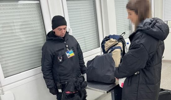 Українка везла за кордон шоколад із наркотиками: фото