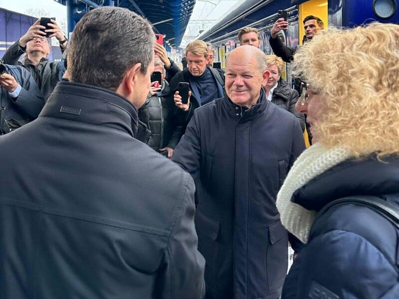 "Розкрито таємницю валізки". Шольц розповів, що привіз у Київ у валізі, яку не випускав із рук
