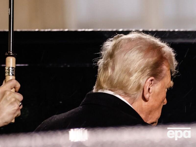 78-річний Трамп у гольф-клубі здивував відвідувачів прилизаним волоссям замість пишної шевелюри. Відео