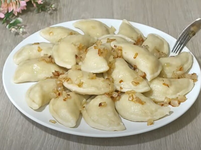 Додайте це до борошна – і вареники не розваряться. Рецепт ніжного й еластичного тіста на воді Додайте це до борошна – і вареники не розваряться. Рецепт ніжного й еластичного тіста на воді