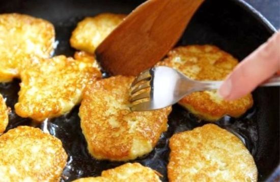 Що робити, щоб деруни, пампухи не вбирали олію: який секретний інгредієнт потрібно додати