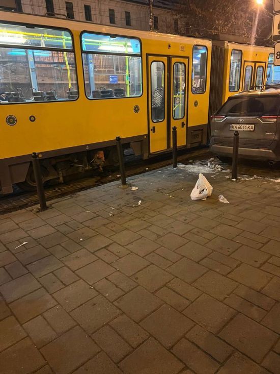 У центрі Львова трамвай збив чоловіка: йому ампутовано кінцівки