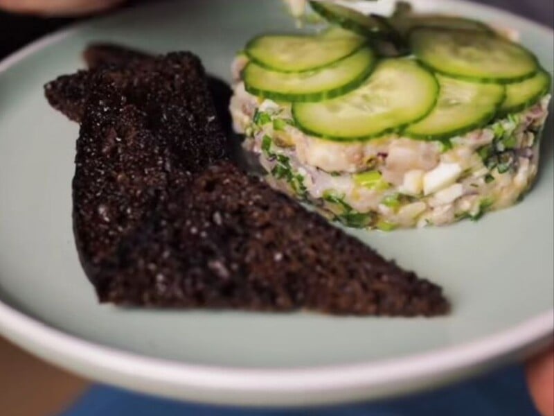 Зробіть тартар з оселедцем і здивуйте близьких легкою та апетитною закускою