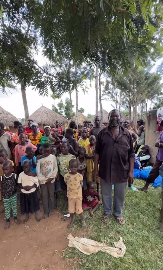 Чоловік виховує 102 дітей та 578 онуків: як вони живуть (фото)