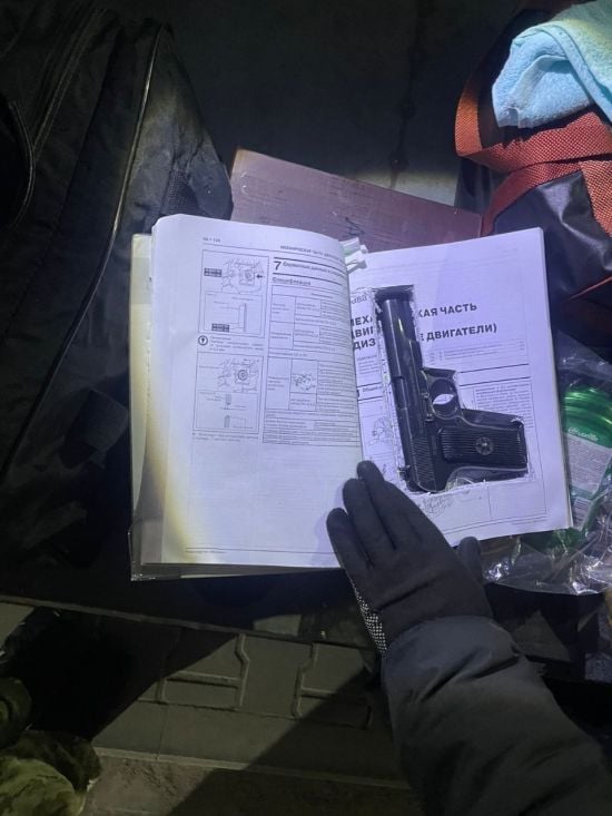 На Одещині прикордонники виявили пістолет у незвичному сховку: з'явилися фото