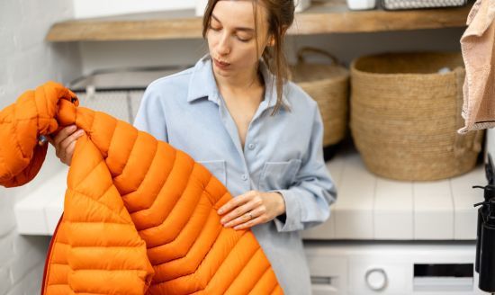 Як швидко відчистити пуховик від плям без прання: засалені рукави й комір будуть, як нові
