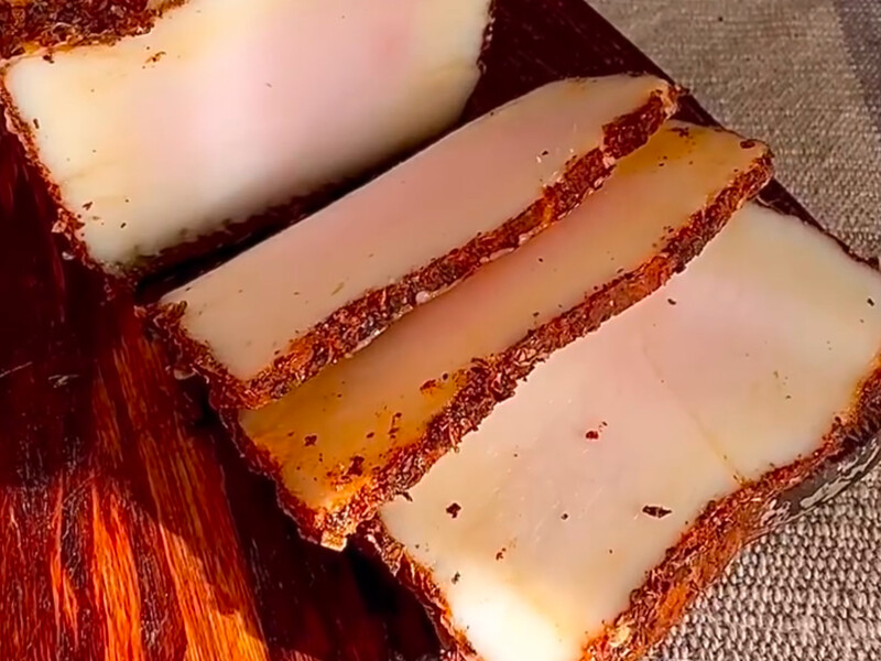 "Виходить ніжне, ароматне, смачнюче" – сало у пряних травах, готове за одну ніч