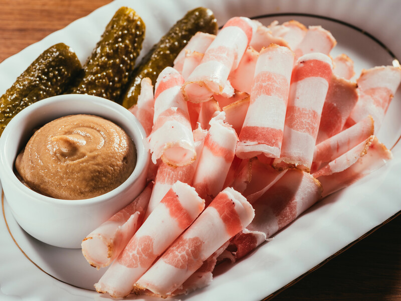 Спробуйте засолити сало "мокрим способом" – буде готове всього за тиждень