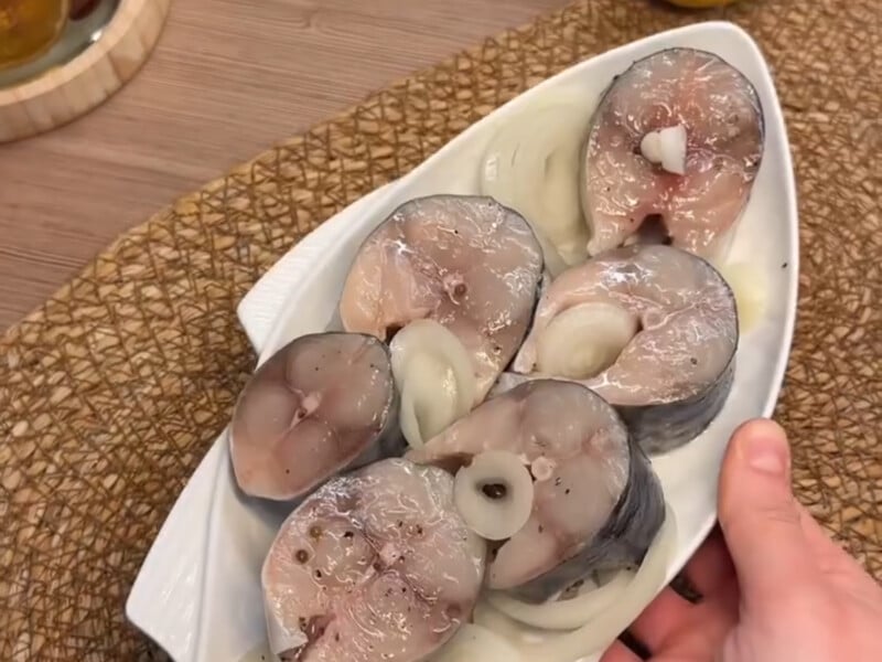 Скумбрія за цим рецептом вийде такою самою смачною, як і червона риба. Увесь секрет – у маринаді