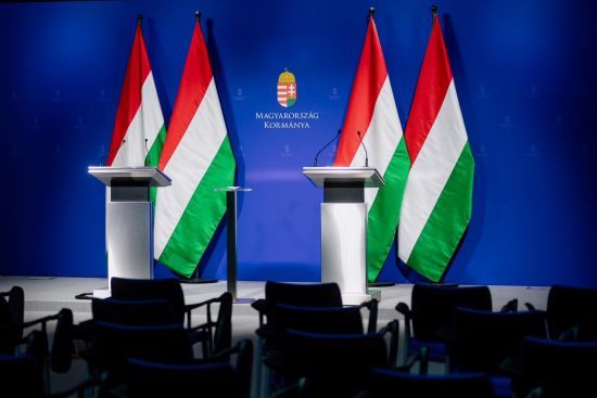 Представник Угорщини в НАТО викликав скандал подарунком на Різдво: що там зображено