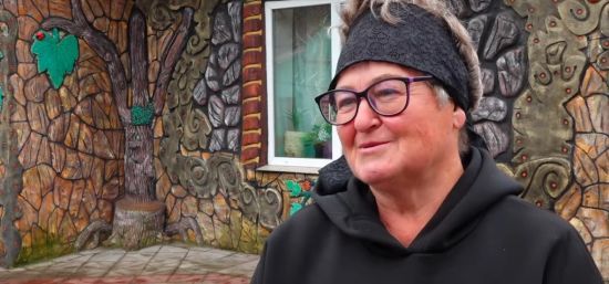 Пенсіонерка на Тернопільщині створила справжній казковий будинок: відео