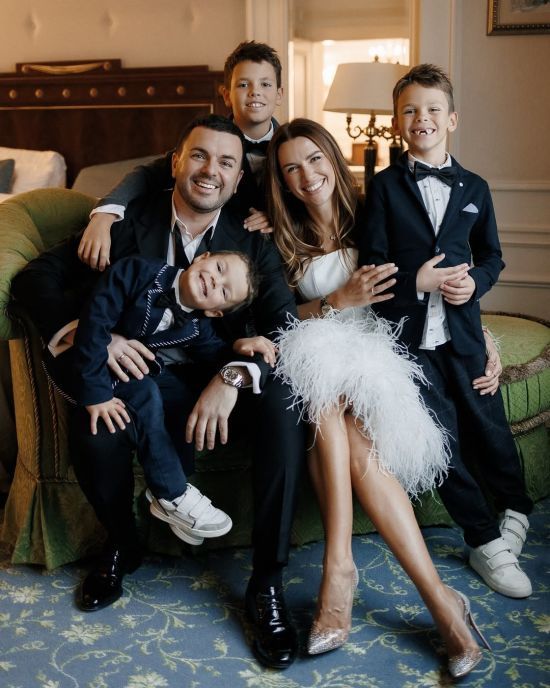 Григорій Решетнік з дружиною та синами показав, як вони прикрасили ялинку: "Магія"