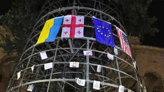 На каркасі новорічної ялинки у Тбілісі з’явився український прапор: фото
