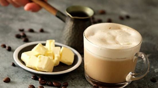 Навіщо додавати до кави масло: чи дійсно цей напій допомагає схудненню, його користь, як приготувати