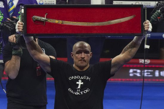 Усик після перемоги над Ф'юрі підняв у ринзі шаблю гетьмана Мазепи – що про неї відомо (фото)