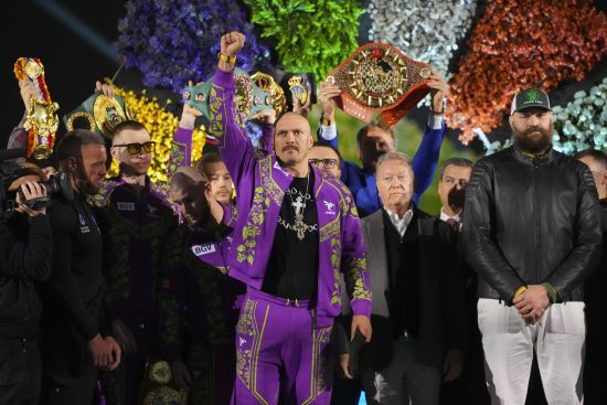 Усик вийшов з важливим меседжем на зважування перед реваншем проти Ф'юрі (фото)