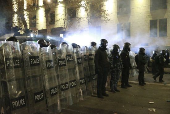 У Грузії силовики знову жорстоко розганяють протестувальників (відео)