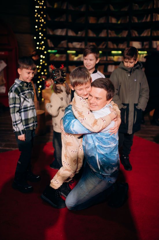 Дмитро Комаров здійснив мрію дітей, батьки яких загинули через війну