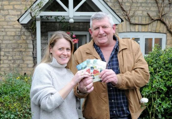 Пара знайшла 30-річну капсулу часу за каміном у новому будинку та розшукала її творця – фото