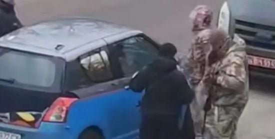 "Викурювали" водія з авто газом та вогнем: поліція проводить перевірку інциденту у Вишгороді