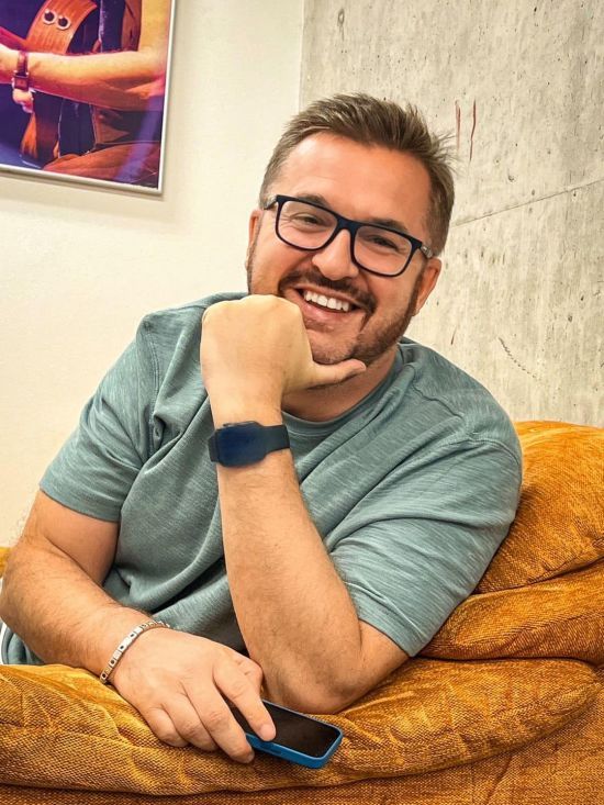 Олександр Пономарьов несподівано показався з довгою шевелюрою й насмішив своїм виглядом