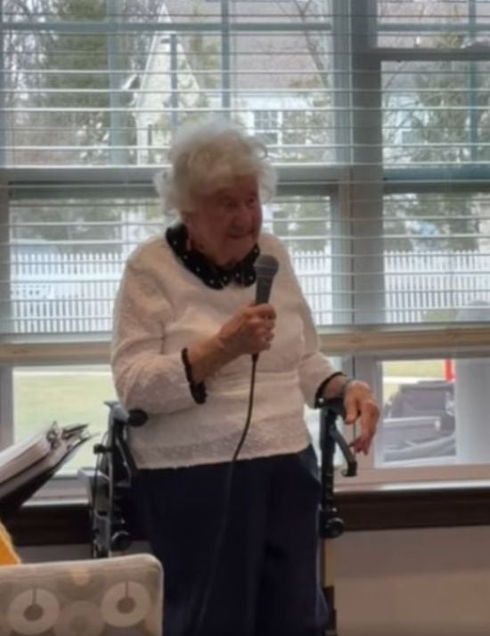 106-річна жінка похизувалася, що залишається молодою завдяки позитиву та віскі – фото