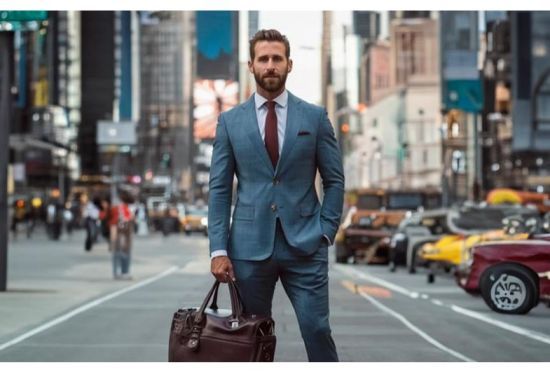 Чому не треба застібати нижній ґудзик чоловічого піджака: тепер ви точно будете про це знати