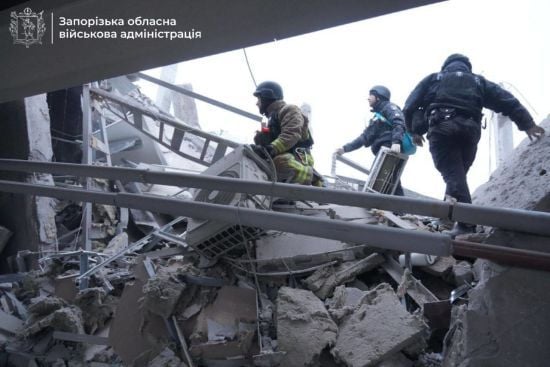 Пошукова операція в Запоріжжі: лікарі реанімували постраждалого, якого раніше визнали загиблим