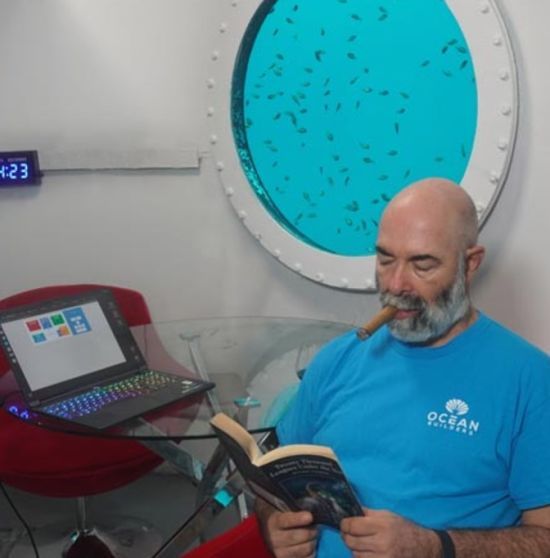 Чоловік понад 60 днів живе під водою: як він облаштувався на глибині 11 метрів