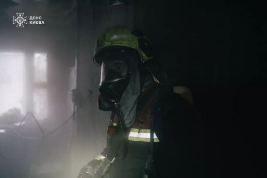 В Києві в гуртожитку сталася пожежа та прорвало пожежний гідрант: що відомо