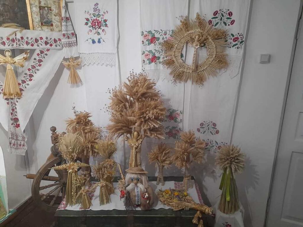 В Музеї давньоруського гончарства ВІКЗ відбулося відкриття виставки виробів із соломи Тетяни Нетудихати